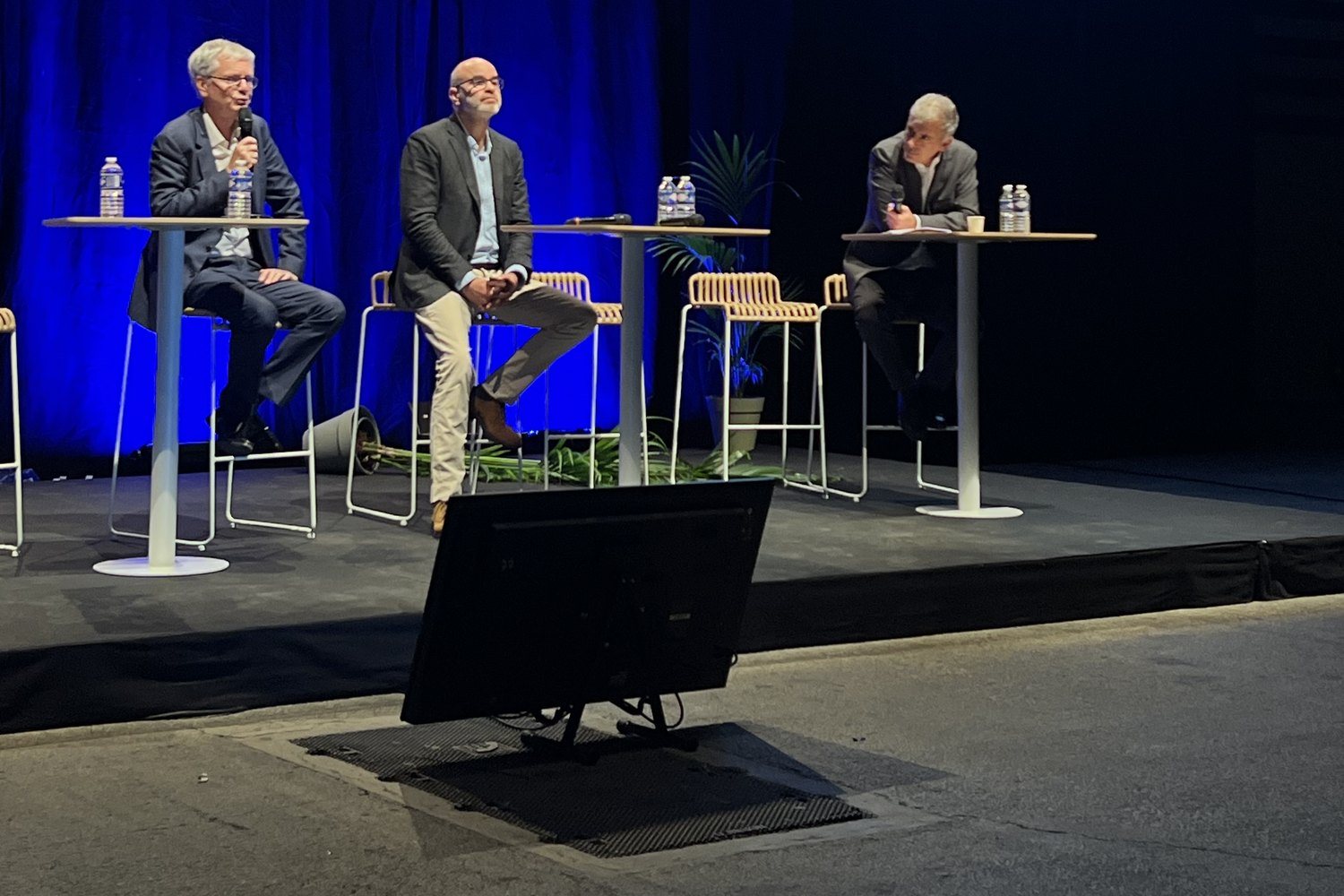 Trois intervenants en table ronde sur la scène d'une journée fédérale de la FNMS.